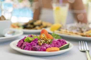 bir restoranda güzel görünümlü pancar salatası