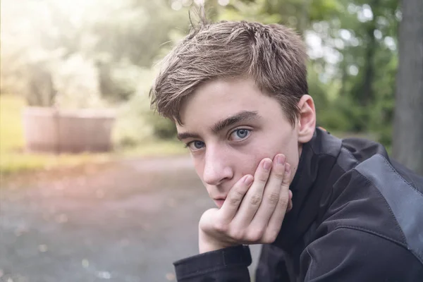 Porträtt Ung Man Som Vilar Sitt Huvud Hans Hand — Stockfoto