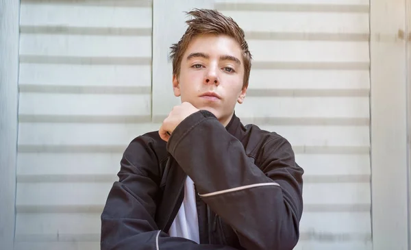 Retrato Joven Sentado Frente Una Puerta —  Fotos de Stock