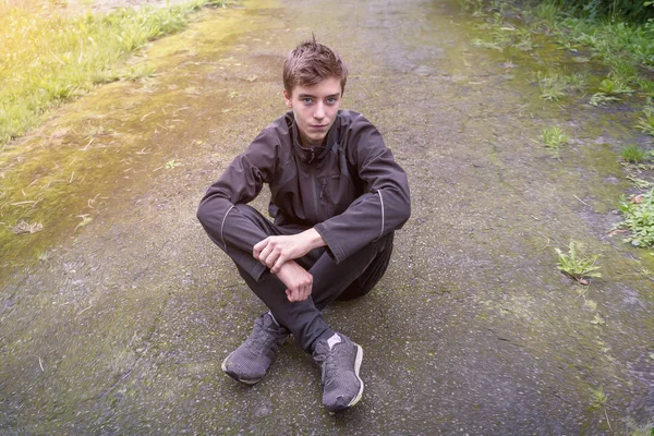 Retrato Jovem Que Está Sentado Caminho — Fotografia de Stock