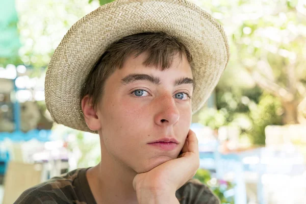 Hasır Şapka Olan Genç Bir Adam Portresi — Stok fotoğraf