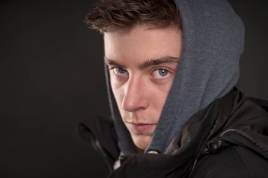 kapüşonlu olan genç bir adam portresi