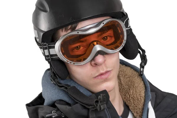 Lächelnder junger Mann mit Skihelm und Skibrille, isoliert auf weiß — Stockfoto