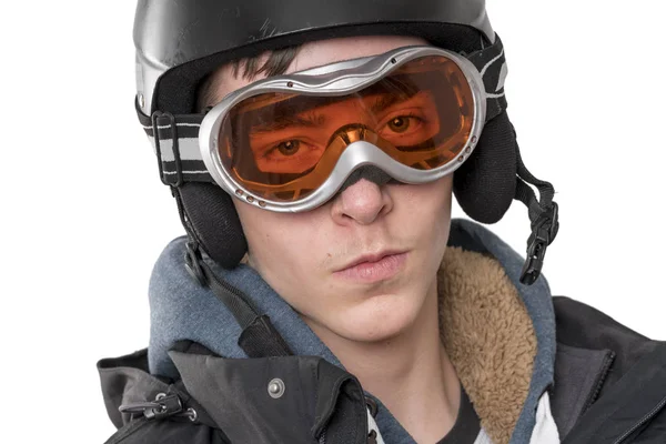 Genç adam Kayak kask ve gözlük gülümseyen, üzerinde beyaz izole — Stok fotoğraf