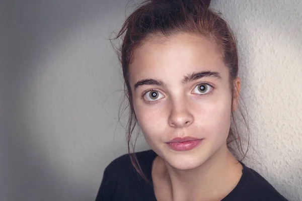 Ciddi bir genç kadının portresi.