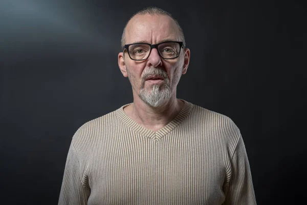 Portret van een oude man met grijze baard en glazen — Stockfoto