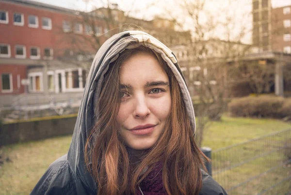 Retrato al aire libre de una joven sonriente — Foto de Stock