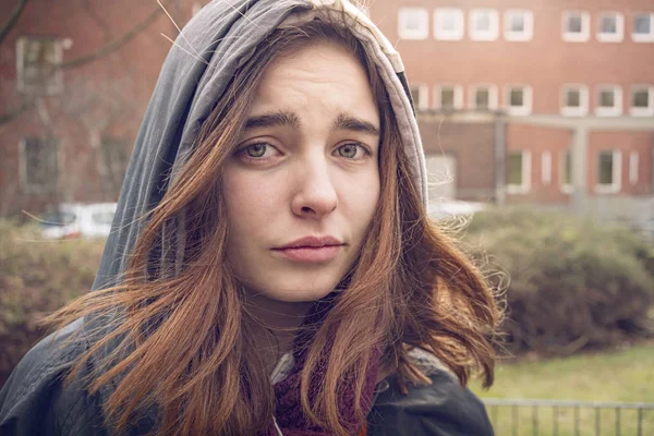 Retrato de una joven dudosa — Foto de Stock