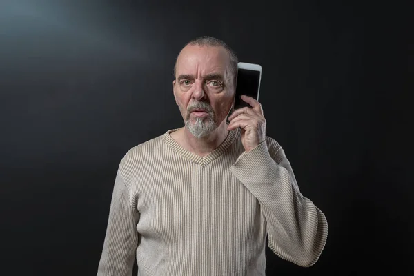 Viejo hombre no entiende su teléfono inteligente — Foto de Stock