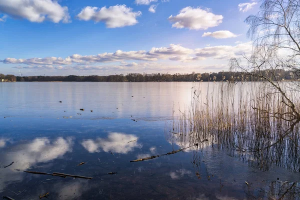 Der Frühling naht, das letzte bisschen Eis auf einem See — Stockfoto