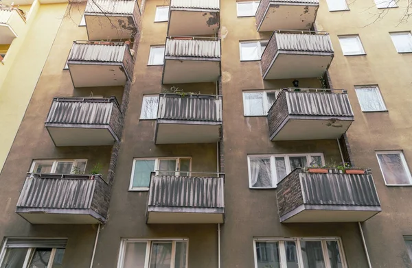 Gamle, fattige huse i Berlin, Kreuzberg - Stock-foto