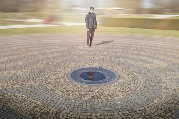 Biliyorum sen kendin, hareketli bir dünyada onun yansıması arıyorum genç adam