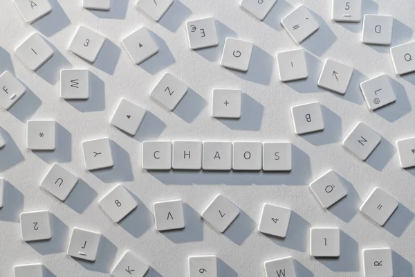 Beschreibung des Wortchaos mit den Buchstaben einer alten Tastatur Stockfoto