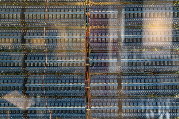 Sok régi kék relé egy vintage számítógép — Stock Fotó