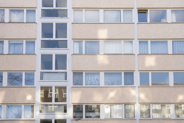 Vivienda social en Berlín, fachada con puntos de luz Imágenes de stock libres de derechos