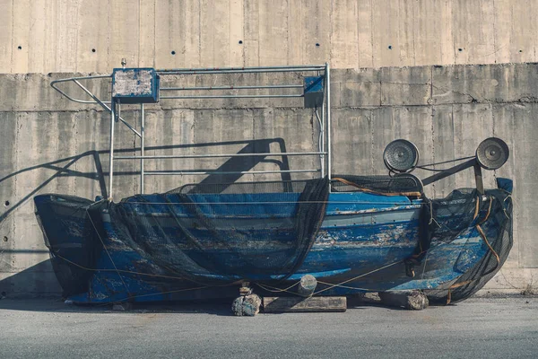 Oude hooker in het droogdok — Stockfoto