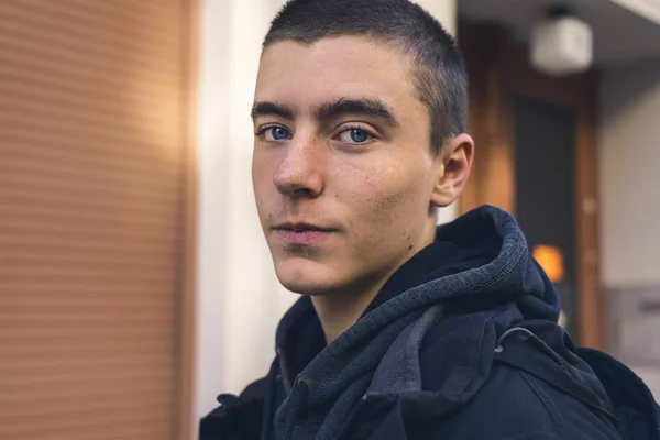 Retrato de um jovem sincero na frente de uma casa — Fotografia de Stock