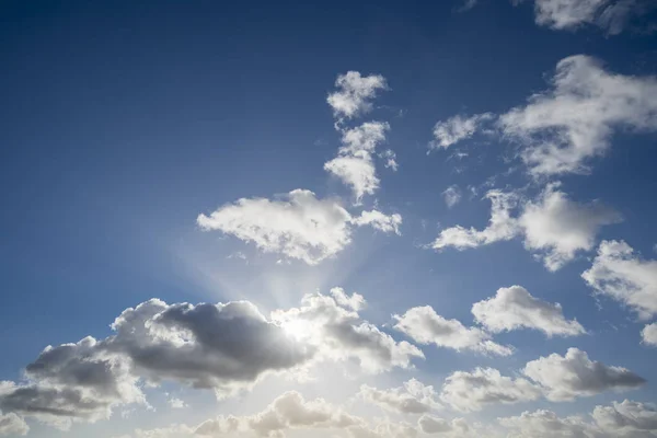 Paesaggio nuvoloso con cielo blu e sole per gli sfondi — Foto Stock