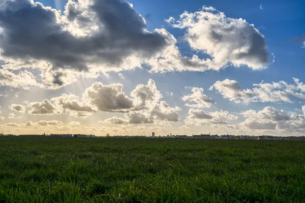 Meadow with skyline and cloudscape for backgrounds — Stock Photo, Image