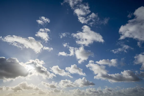 푸른 하늘 및 태양 배경 cloudscape — 스톡 사진