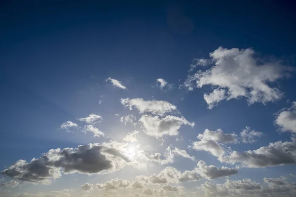 Paesaggio nuvoloso con cielo blu e sole per gli sfondi — Foto Stock