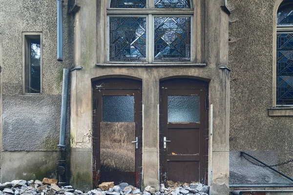 Két ajtó egy romhalmaz templomablakokkal — Stock Fotó