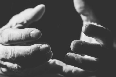 İki elin birbirine sarılması ya da bir şey sorması.