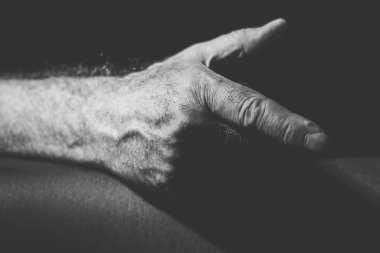 Bir şeye işaret eden bir elin yakın çekimi.