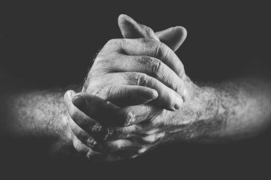 Siyah beyaz bağlılık gösteren iki el.