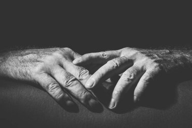 İki gevşek el yan yana uzanıyor.