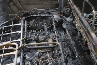 Araba koltuklarının iskeleti yanmış bir arabanın.