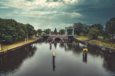 Berlin 'e yakın güzel bir akşam gökyüzü olan bir bataklık sistemi.