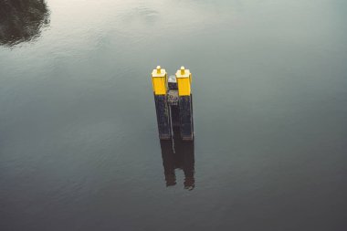 Suda tek sarı siyah demirleme direği