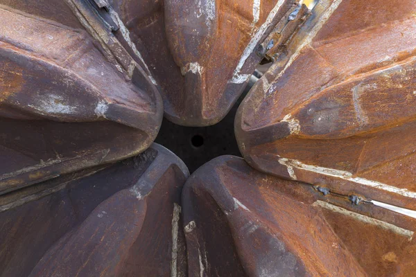 Close-up of the tips of a rusty excavator shovel — Stock Photo, Image