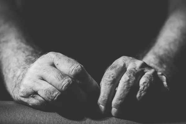 Чорно-біла фотографія дві розслаблених руки — стокове фото
