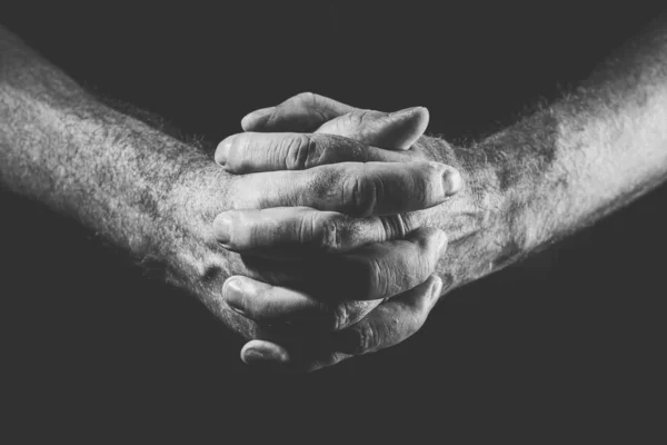Zwei gefaltete oder betende Hände, in schwarz und weiß — Stockfoto