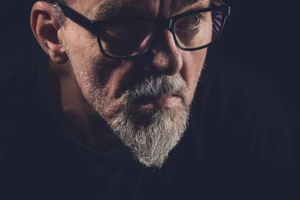 Retrato de un hombre con gafas y barba que está concentrado — Foto de Stock