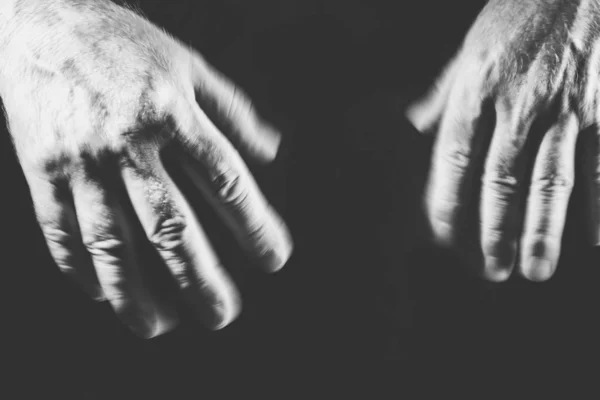 Дві нечіткі руки потиснуті, в чорно-білому — стокове фото