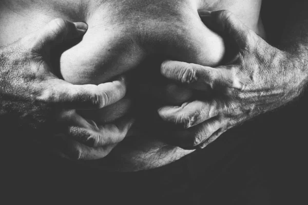 Zwei Hände, die sich in einen dicken Bauch krallen — Stockfoto
