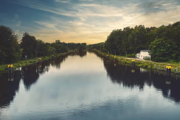 Wunderschöne Kanallandschaft mit Abendhimmel und glattem Wasser — Stockfoto