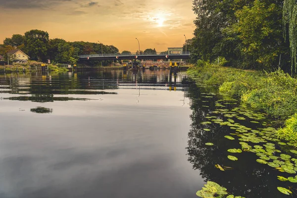 Abendstimmung am Kanal mit Brücke und Schleuse — Stockfoto