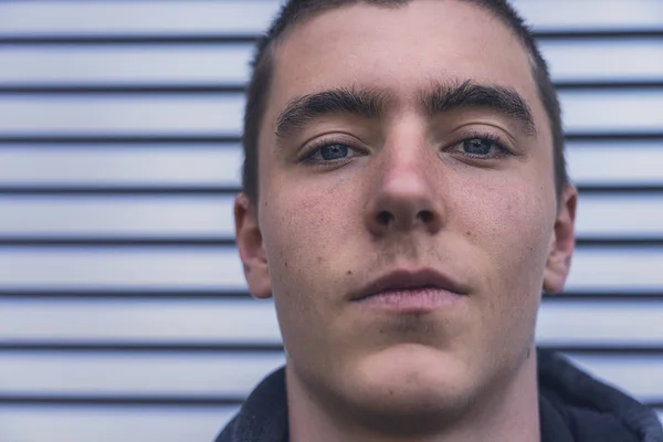 Retrato de cerca de un joven sonriente — Foto de Stock