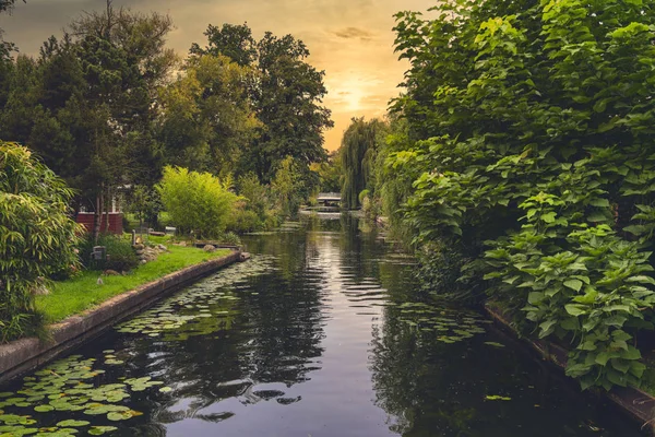 Die kanäle des neuen venedigs bei berlin friedrichshagen am abend — Stockfoto