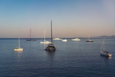 Bazı lüks yatlar korfu demirlemiş.