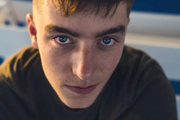 Retrato de cerca de un joven sonriente — Foto de Stock