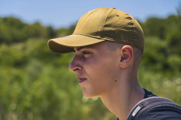 Retrato de um jovem com boné de base em perfil — Fotografia de Stock