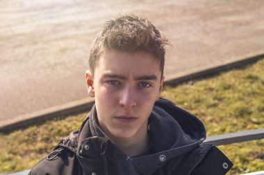 ciddi, genç bir adam portresi