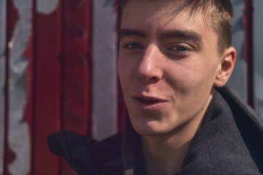 Şanslı bir genç adamın portresi.