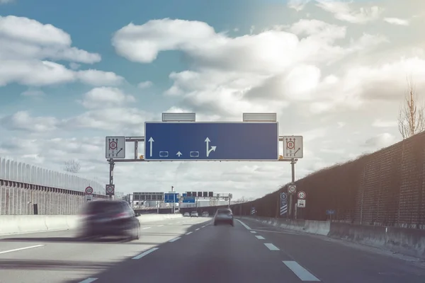 Расплывчатые Автомобили Немецкой Автомагистрали — стоковое фото