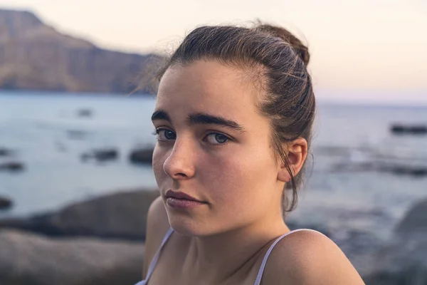Портрет Молодой Женщины Моря Вечернем Солнце — стоковое фото